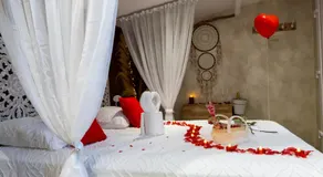 Une Clé Pour Deux - Chambre romantique avec Patio & Spa privatifs - Image 2