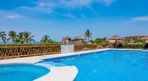 Stylish apartment near beach & dining with pool, hot tub, tennis, & large patio - Image 2