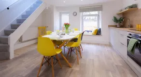 3 Bed Modern Cottage near Hiking Trails & Parks - Image 3