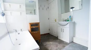 6-Bed House-Reading-Sleeps12-TownCentre - Image 2