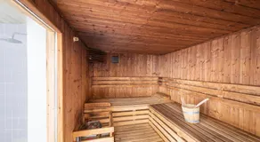 Chalet avec jacuzzi, terrasse et sauna - Image 4