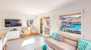 Appartement de vacances entièrement équipé avec terrasse et piscine | Vue mer | À côté de la plage - Image 2