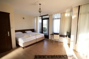Linda's Apart - Image 2