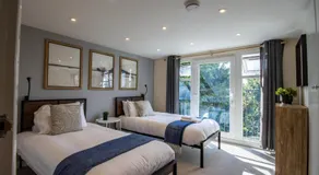 Great Views, Fast WiFi & Driveway Parking - Image 2