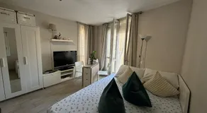 Central with charm and sea views - Image 2