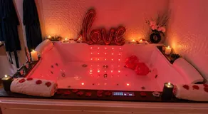 Love Room - Balnéo 4 places - King Size - Jardin privatif - Tarif dégressif plus de 1 nuit - Image 5