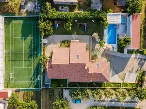 Villa Field Hill with Swimming Pool and Tennis Court - Image 4