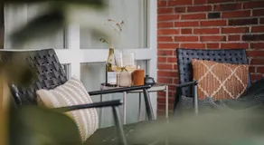 JOBOSTAYS - BLOOM Family Apartment Oldenburg - bis zu 6 Personen - 3 Zimmer - 2 Schlafzimmer - 2 Bäder - Balkon und Gartenblick - kostenloser Privatparkplatz - kostenfreies WLAN - Vollküche - Wohnzimmer mit TV - Babybett - kontaktfreier Check-In - Image 4