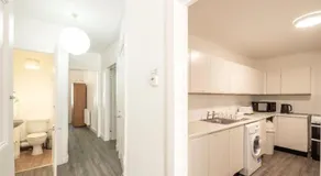 Spacious city center main door 3 bedrooms flat - Image 4