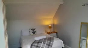 Budget Loft room Shared guest house by University R10 - Image 5