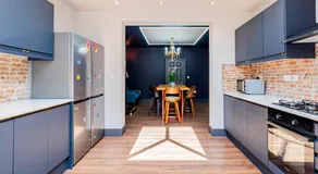 London Heathrow Airport 6 Bedrooms 6 Bathrooms spacious Home Sleeps 10 - Image 3