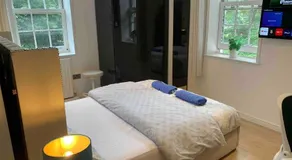 Central London property-ensuite, double and budget room - Image 5