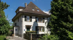  SKY Boutique Villa sleeps 4-10, Parking/Laundry, Close to Train/Bus/Town - Image 5