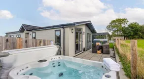 Daisy Lodge, 6 Roadford Lake Lodges - Image 3