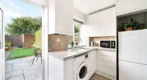 Bright 2BR Aylesbury Home, Sleeps 4, Parking, Work, Leisure, Friendly - Image 4