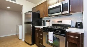 Comfy Cozy Apt with pool & hot tub in downtown LA' - Image 5