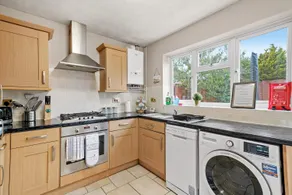 Spacious 3-Bed Home Near M1, Sky TV & Netflix Included 2x Parking Spaces Garden Fast Wifi Contractors Travellers Relocators Leisure Welcome - Image 5