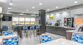 Days Inn & Suites by Wyndham Prattville-Montgomery - Image 5