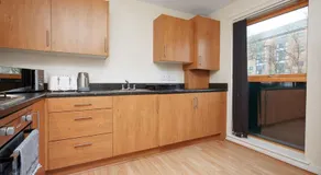2BR Apartment with Parking Near Southside and Queens Park - Image 4