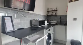 West Street Studios, Free WIFI, FREE Parking, Washer dryer - Image 3