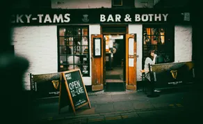 Nicky-Tams Bar & Apartments - Image 2