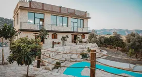 Kleos Noble Retreat - Stone-Build Apartments & Rooms with Pool, Sauna & BBQ Area - Image 2
