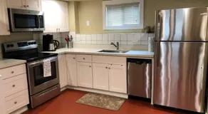 Cozy One Bed Suite in the Heart of Ballard - Image 4