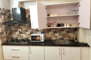 Cozy 1BHK Apartment, Wifi + Smart TV + King bed - Image 3