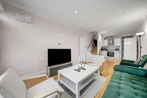London Gem - Private Parking & Patio, 7m to Station - Image 5