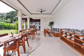 Suite Room with Pool View @ Renon Denpasar - Image 4