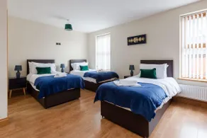 Albert Stays - 5 bed Sleeps 11 - Free Parking - Image 2