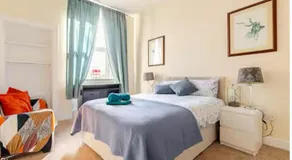 3 Bed Central Apartment - Pet Friendly & Parking - Image 2