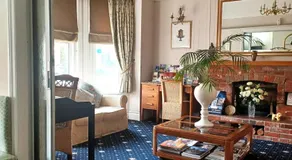 Hunters Lodge Guest House - Image 2