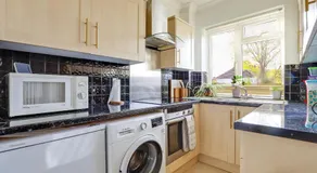 Cosy ground floor flat close to train & bus routes - Image 2