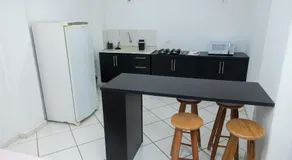 Estúdio espaçoso com sacada e cama king no centro - Image 3