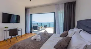 Beachfront Villa Sol&Mar with heated pool and jacuzzi - Image 2