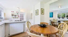 Hidden Cottage with Parking in Esher Surrey - Pass the Keys - Image 3
