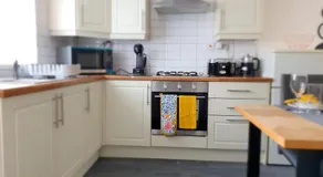 Spacious 3BED Home in Manchester 5 mins walk to Clifton Station with Spacious Garden and Free Parking - Image 3