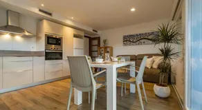 Apartamento con terraza, vistas playa y montaña - Image 5