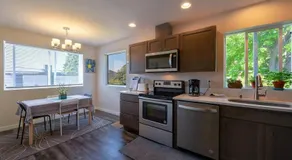 Seattle Urban Village- Unit B- Lago Vista- Lake Union- Sleeps 6 - Image 3