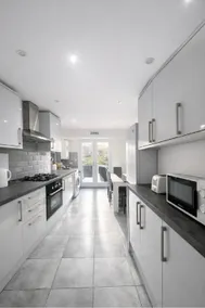 Modern Large 4BR Home | Free Parking! - Image 3