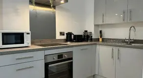Modern 2BR Sleeps 4 Easy Access to City Centre - Image 3