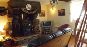 3 Bed Cottage - Sleeps 5 - Garden - Parking - Wifi - Image 2