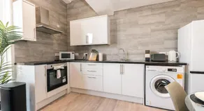 Central 2 Bed Apartment Perfect for Long and Short Stays - Image 4