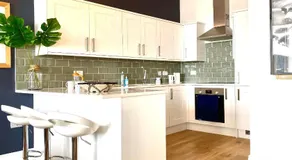 Stunning 2 Bed Apartment Sea Views and Parking - Image 2