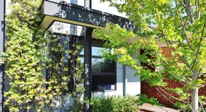 Frankie Luxury pool house Geelong Sleeps 12 Close to GMHBA cafes restaurants shops schools - Image 5