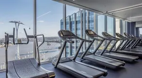 Modern 2bed Apt with pool access step from The O2 - Image 5
