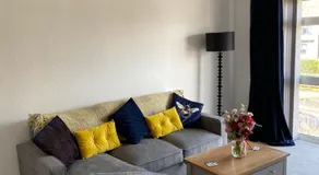 Spacious 2 Bed Village Flat sleeps 4/6 - Image 2