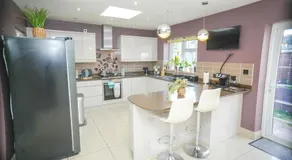 4-Bed Contractor Base Free Parking Near Heathrow, M4 & Stockley Park - Image 5