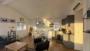 Hvalfjarðarsveit Cottage with lake and fjord views - Image 2